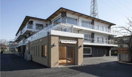 明るい外観の建物