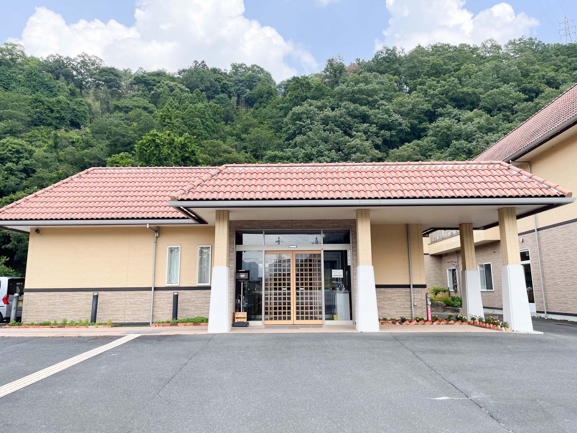 緑に囲まれた建物の入口