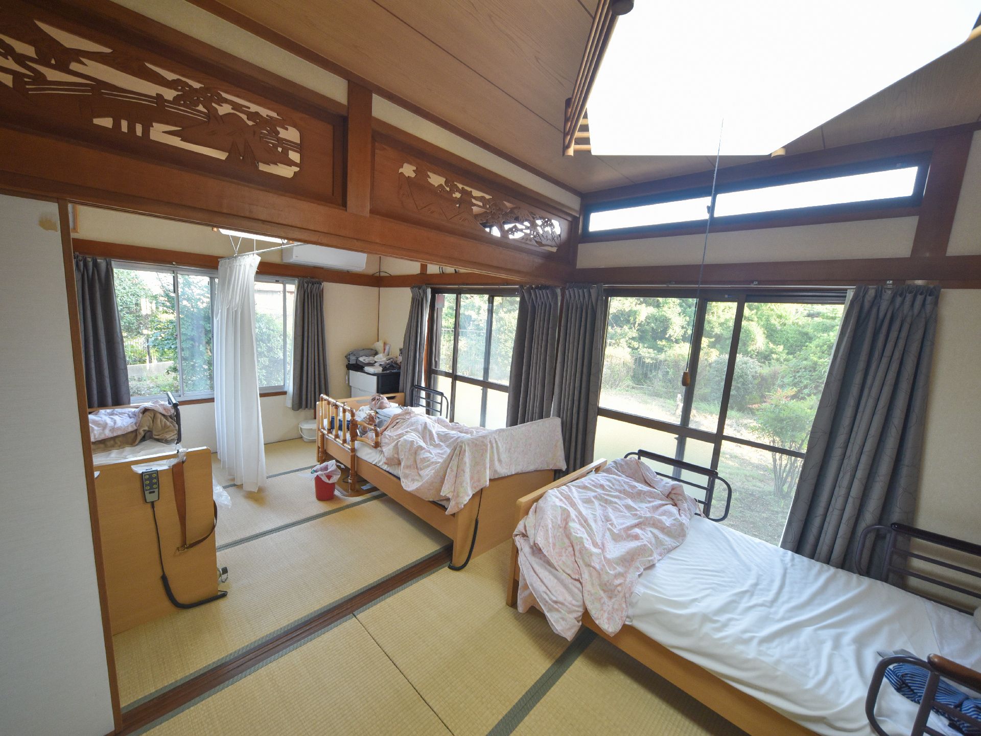 一軒家を改装して作った介護施設のため一人一部屋とはいかないが、日本家屋としての特徴は居室にも強く出ている。