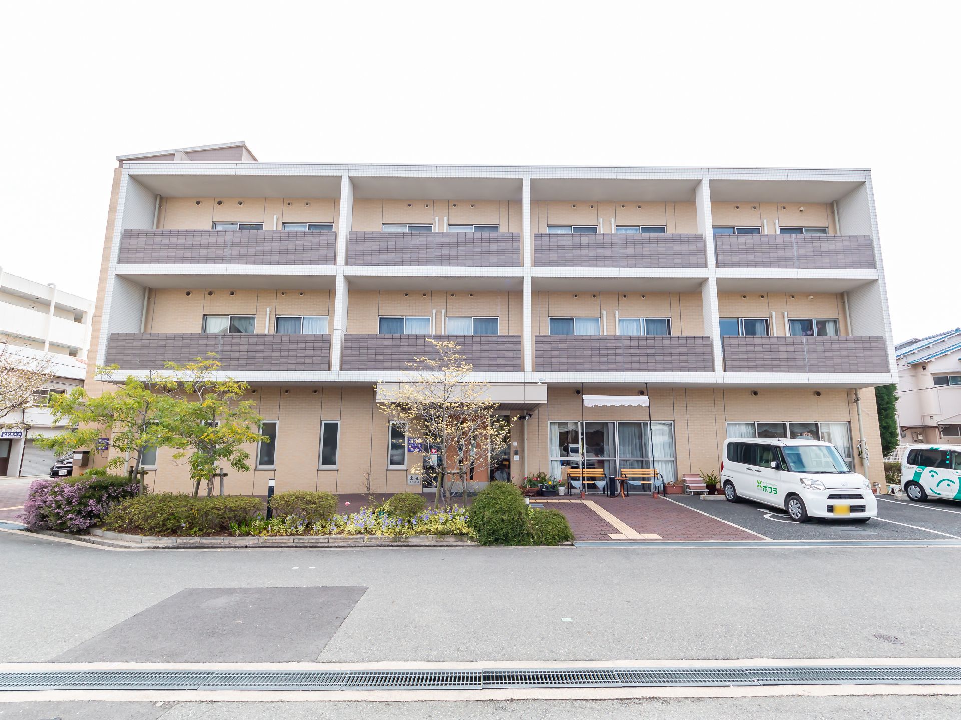 広い駐車場があるので遠方からでも気軽に通うことができる介護施設