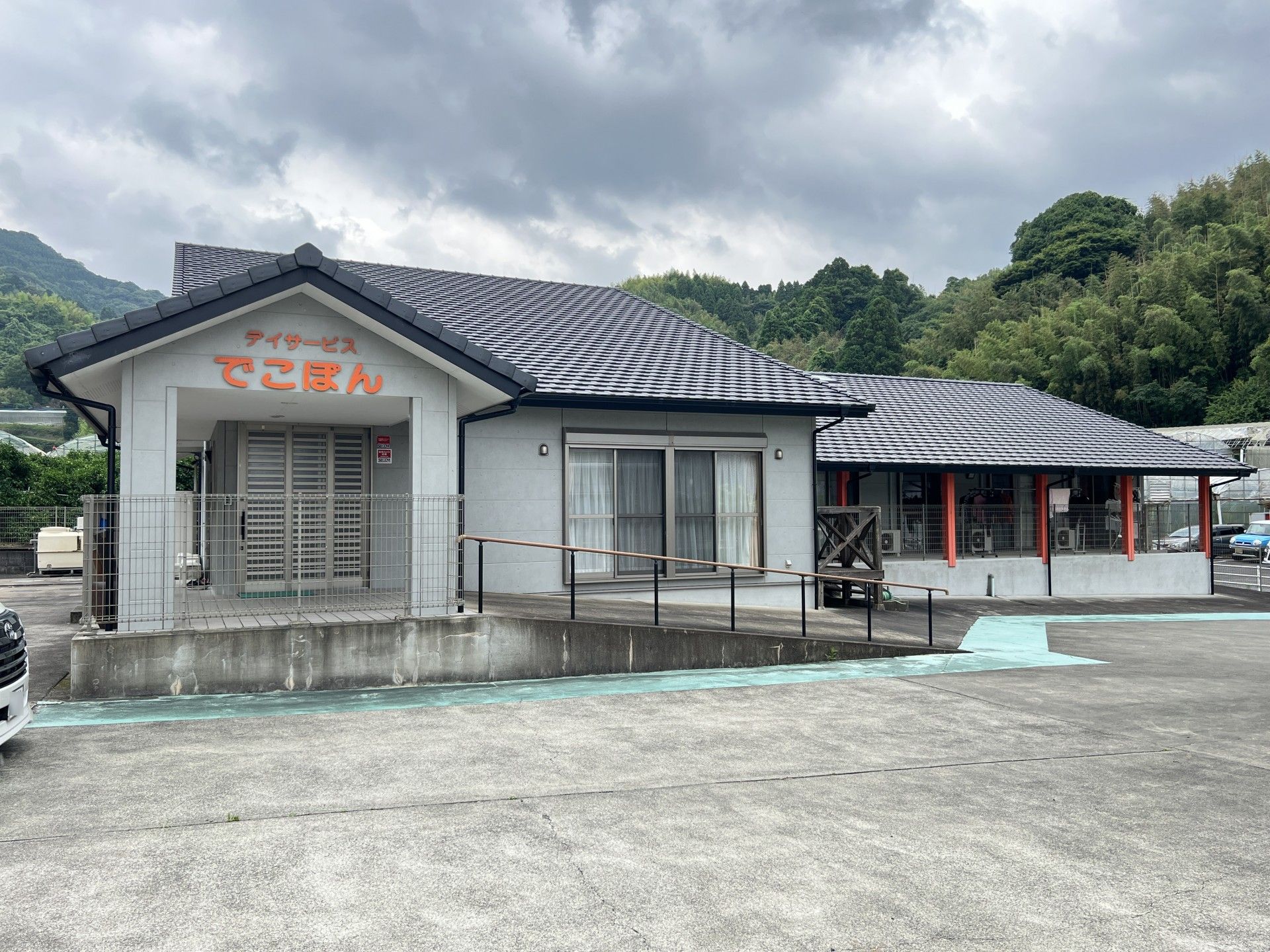 ゆったりとした入口の建物