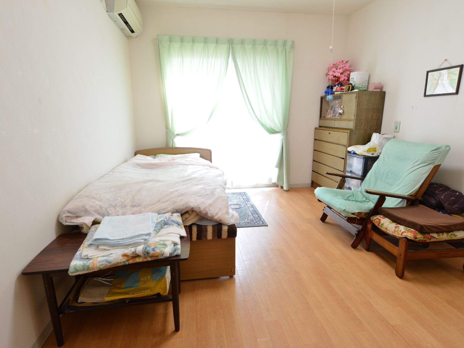 部屋の奥に窓があり、明るい。エアコンが設置されている為、快適に過ごせる。壁にはナースコールがあり安心である。