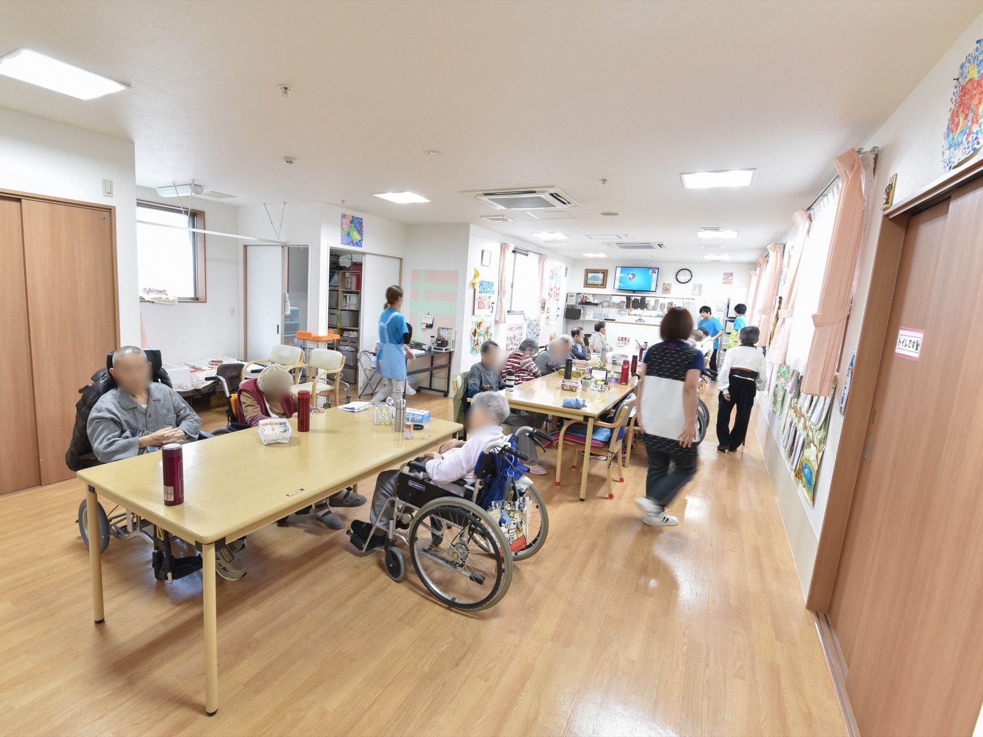 陽当たりの良い共有スペースには入居者様が食事をしたりお茶を飲む他に気分転換や交流の場として利用されている。