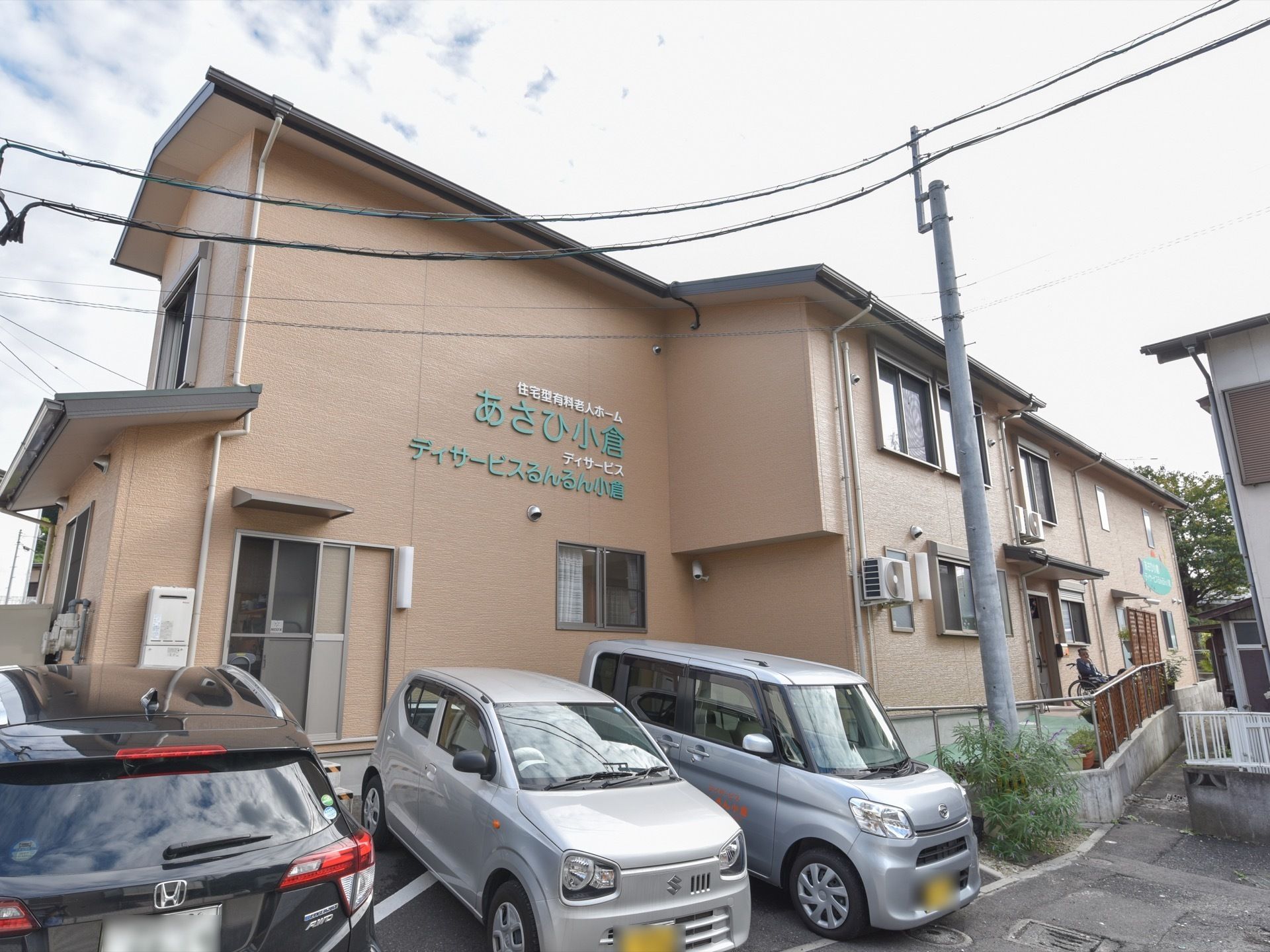閑静な住宅街に立地しているブラウンの外壁が落ち着いた雰囲気の２階建ての施設は、敷地内に駐車スペースを完備している。