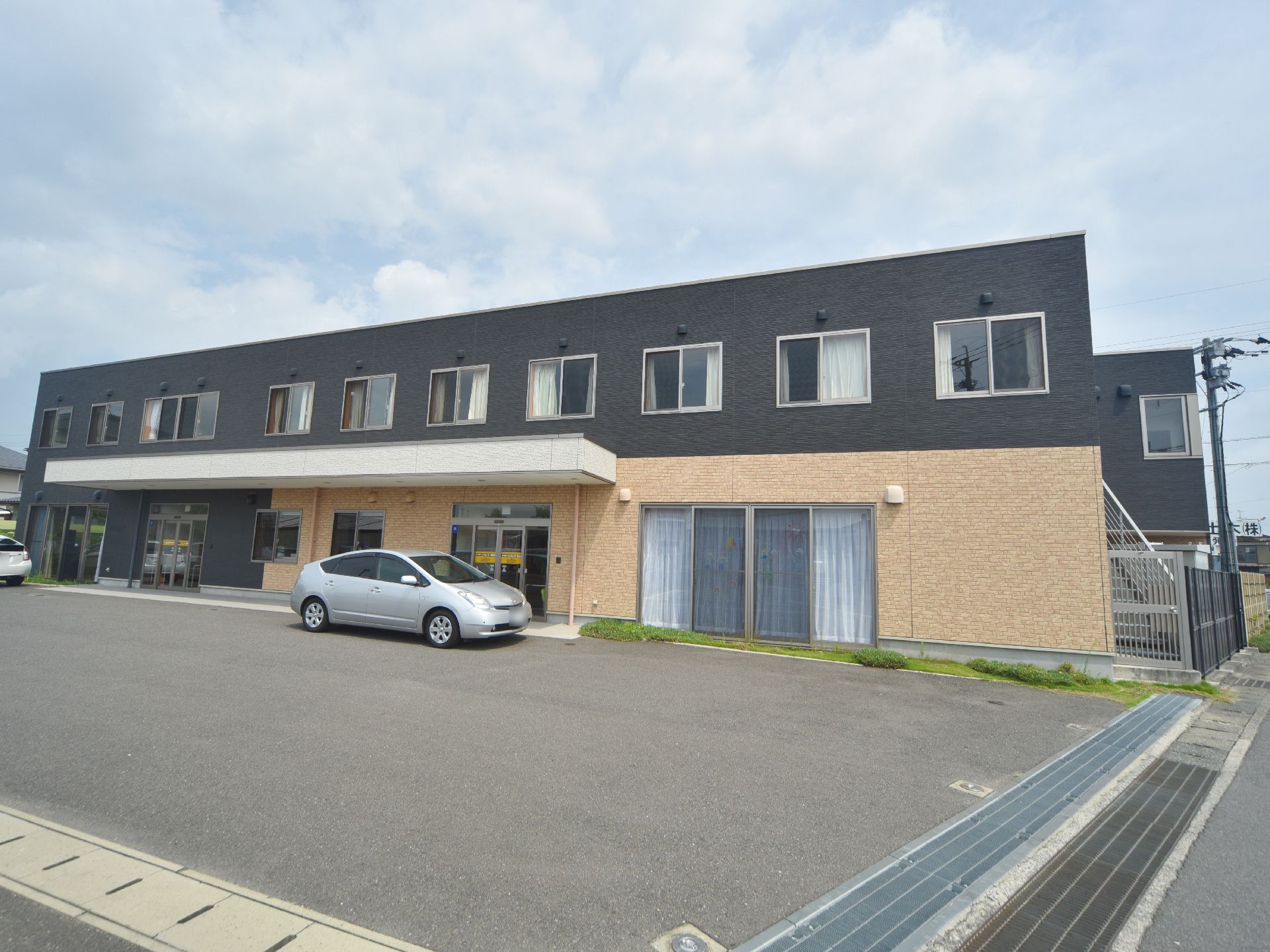 佐賀県佐賀市西与賀町高太郎にある、サービス付き高齢者向け住宅となっている。建物は鉄骨造の2階建てとなっている。