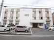 施設の入口扉の上部は屋根で覆われている。施設の敷地に侵入するための公道は見通しが良く、また施設の入口扉のすぐ近くまで車で接近可能である。