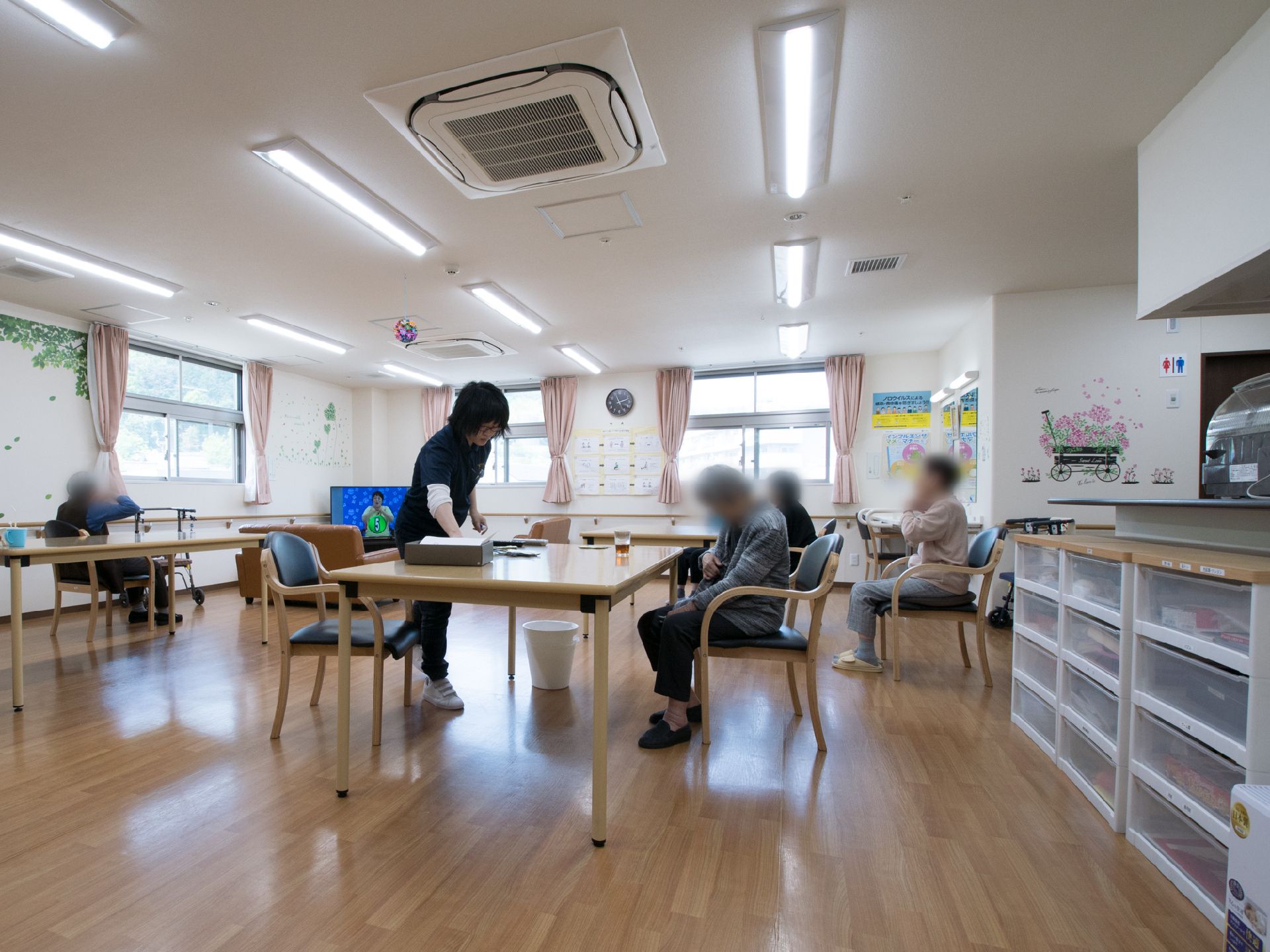 各階には食堂を兼ねた居間が設置されている。右手奥には調理室も併設されているため、簡単な料理も可能となっている。