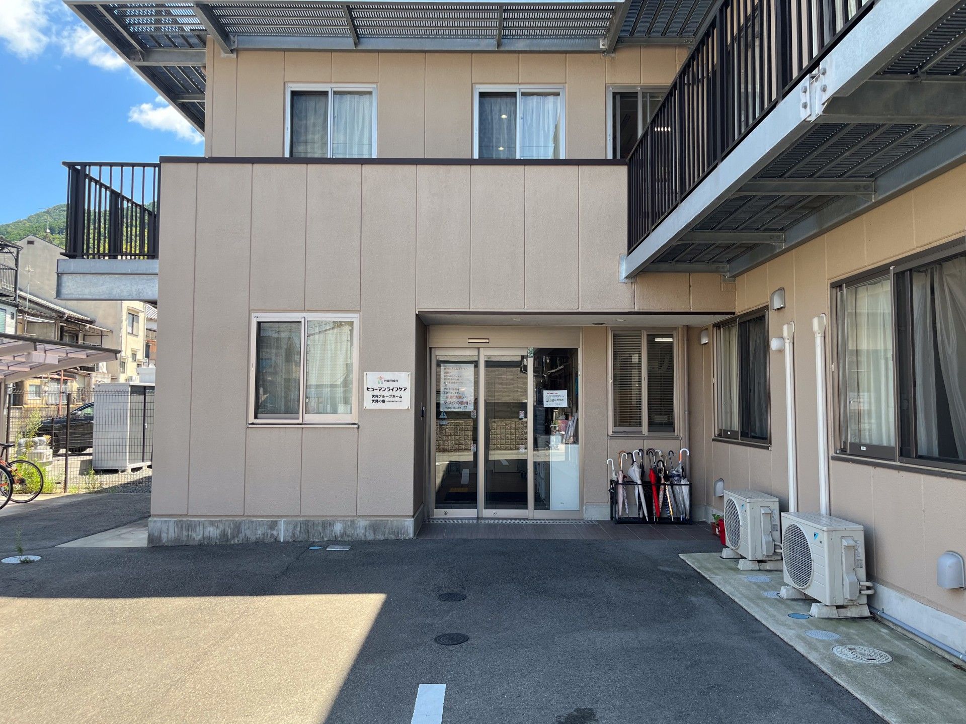 明るい入り口の施設外観