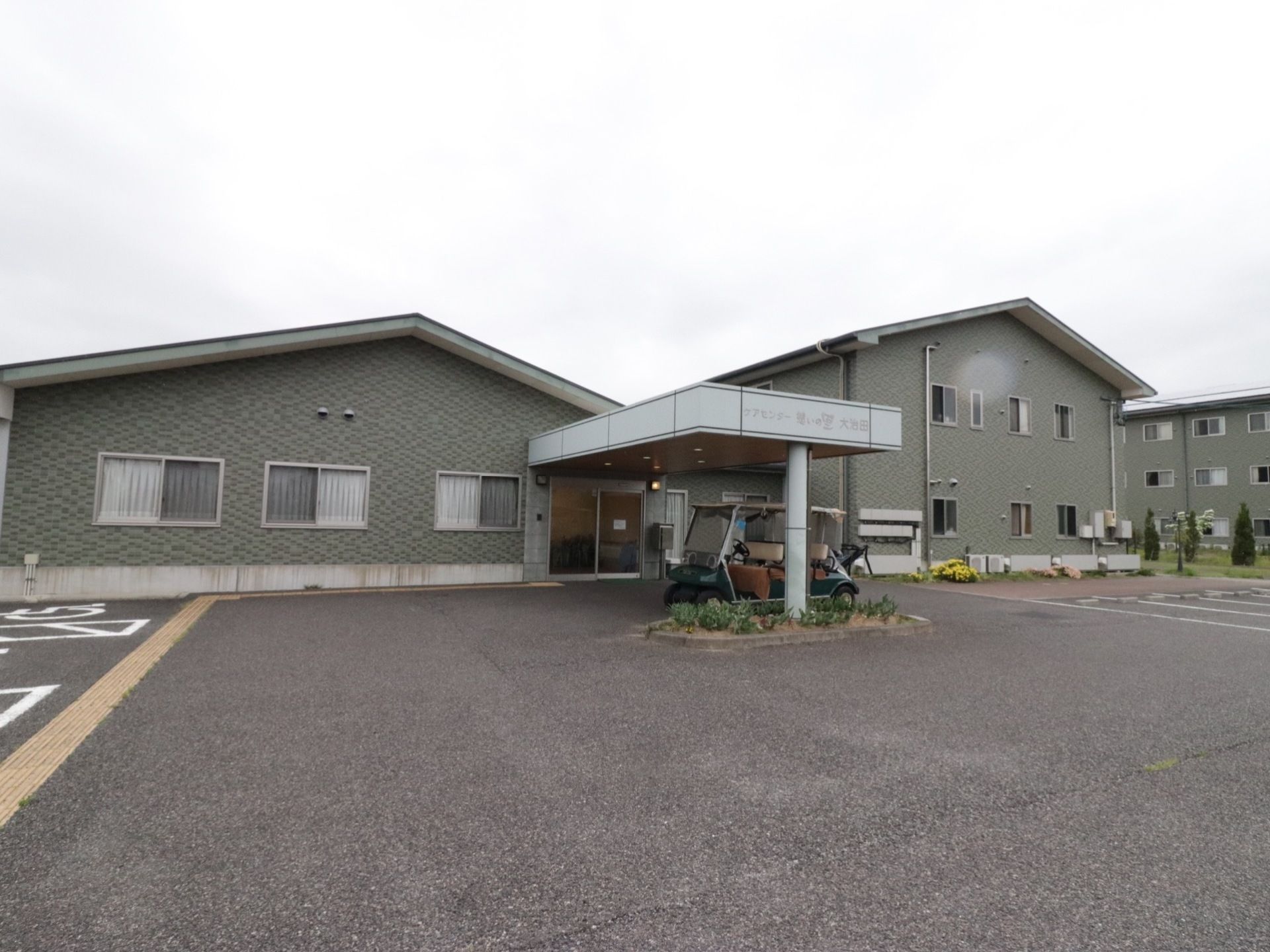 広々とした敷地を有しているので、出入りする際に玄関まで車で移動することができる。駐車場も完備されて、来訪者様も車で気軽に来ることができる。