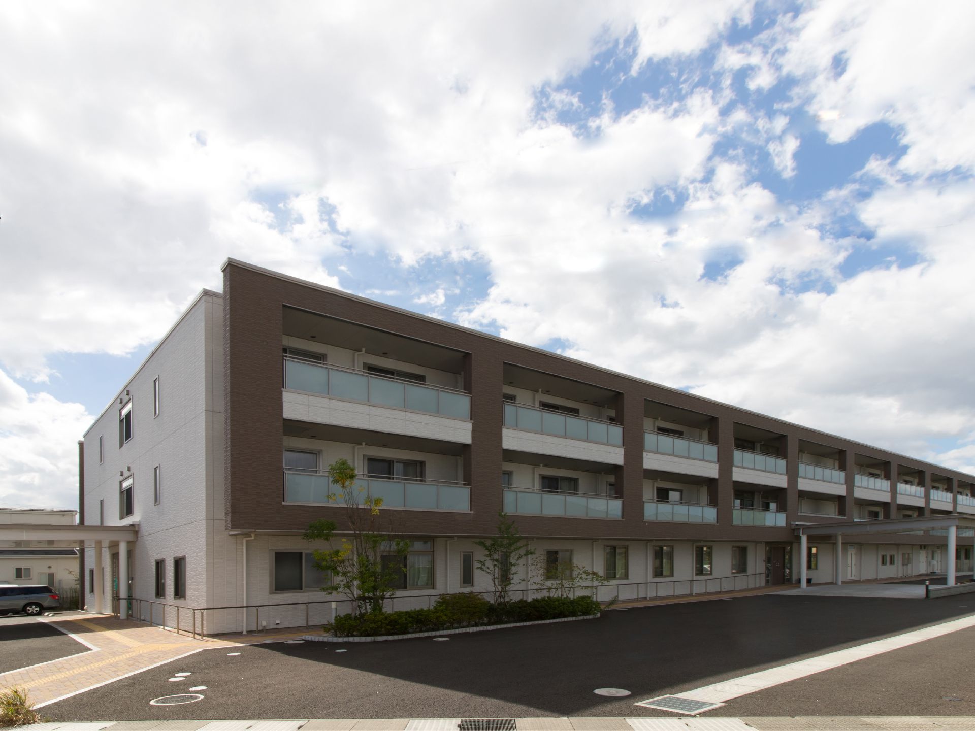 3階建ての大規模な建物。2階と3階にはベランダが完備されている。建物周辺一帯には手すりがあり、歩行スペースが確保されている。