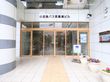 JR武蔵堺駅よりすぐの商業ビルに囲まれたところに施設がある。玄関アプローチには点字ブロックがついている。