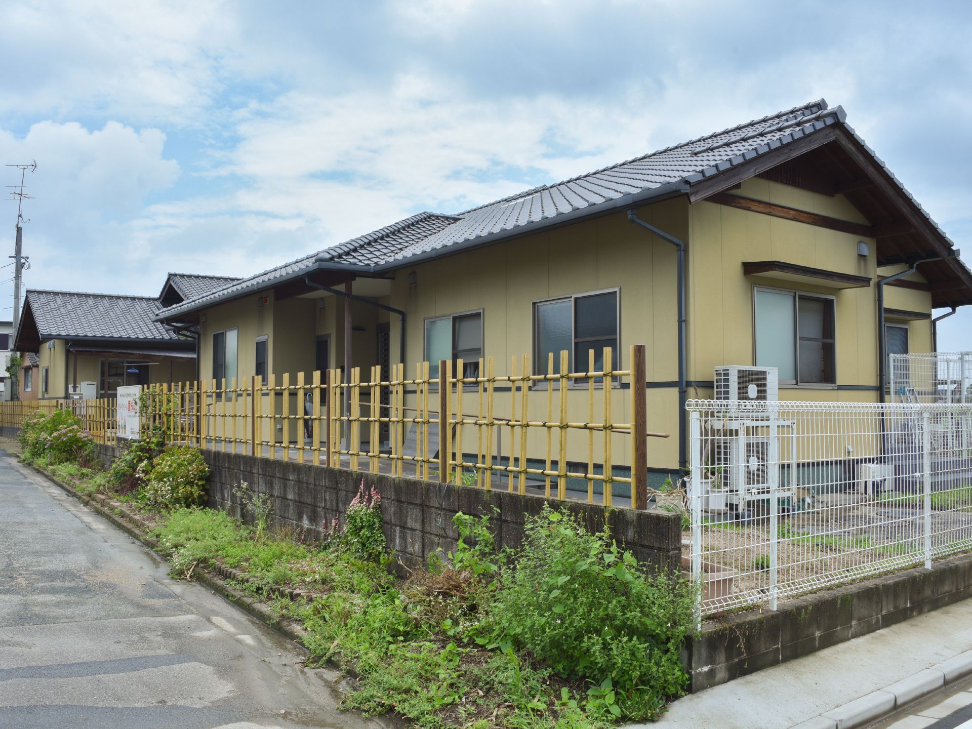 施設は平屋建てで日本家屋風の佇まいをしている。建物は川のほとりに建っているので、自然を感じながら過ごすことができる。