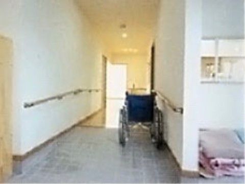 玄関と通路の境目は段差を設けず、フラットにしている。車椅子をご利用の方も、余裕をもって通行できる広さがある。
