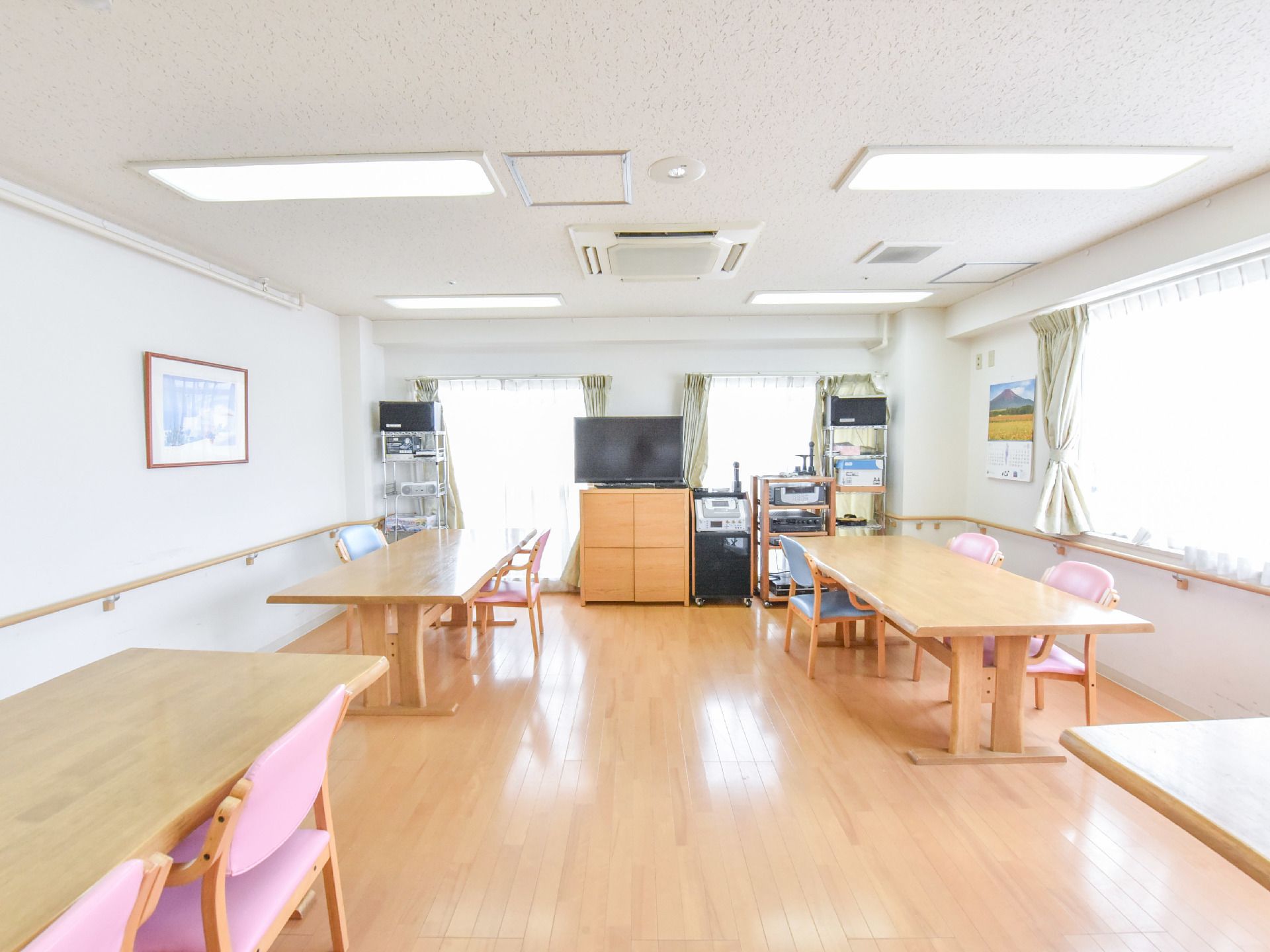 多目的室にはマイクやラジオ等の音響機器類が設置されており、壁の両側にはスピーカーそれぞれ設置されている。