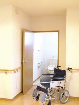 お部屋でくつろぐご入居者様