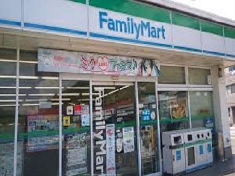 施設の近くには、大手コンビニエンスストアがある。24時間営業なので、いつでも自由に買い物に行くことができる。