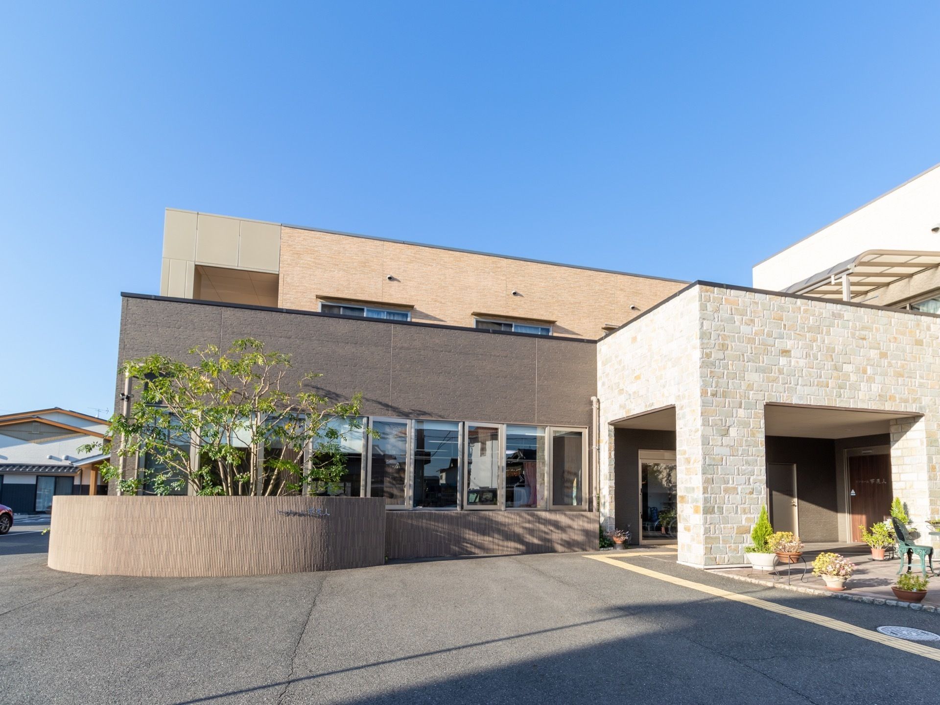 施設は2階建ての建物である。2階には、バルコニーが設けられている。誘導ブロックが玄関アプローチに設置されている。