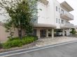 道路から近い位置に施設の出入口が設置されている。入居者様は送迎車両から速やかに施設内に入ることができる。