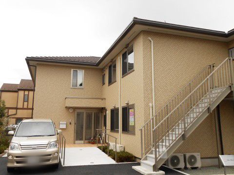 グループホーム日吉あやめの外観。２階建ての建物。