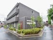 施設は3階建ての建物で、2階以上にはベランダがある。外壁はブラウン系である。外周にはブロックで区切られた植え込みがある。