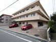 周辺に高い建物がない、閑静な住宅街に佇む３階建の施設である。100名ほどの入居者様が賑やかに生活を送っている。