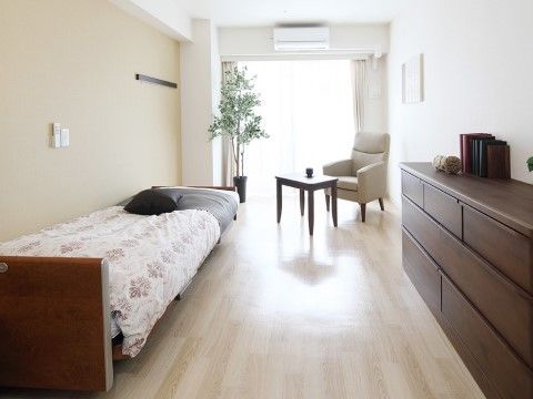 「グランダ上杉雨宮弐番館」の居室。観葉植物、ソファー、テーブル等を、入居者様の思い思いで変えられる。