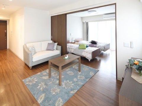 「グランダ上杉雨宮弐番館」の居室。離れ離れで暮らすこと無く、身近に一緒にいられる家庭感溢れる居室である。