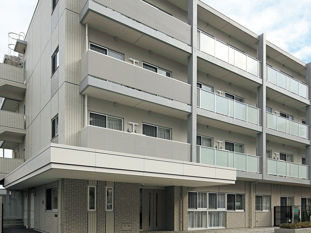 「グランダ上杉雨宮弐番館」の外観。外光を取り入れつつ、プライバシーを守っている曇りガラスを整えている。