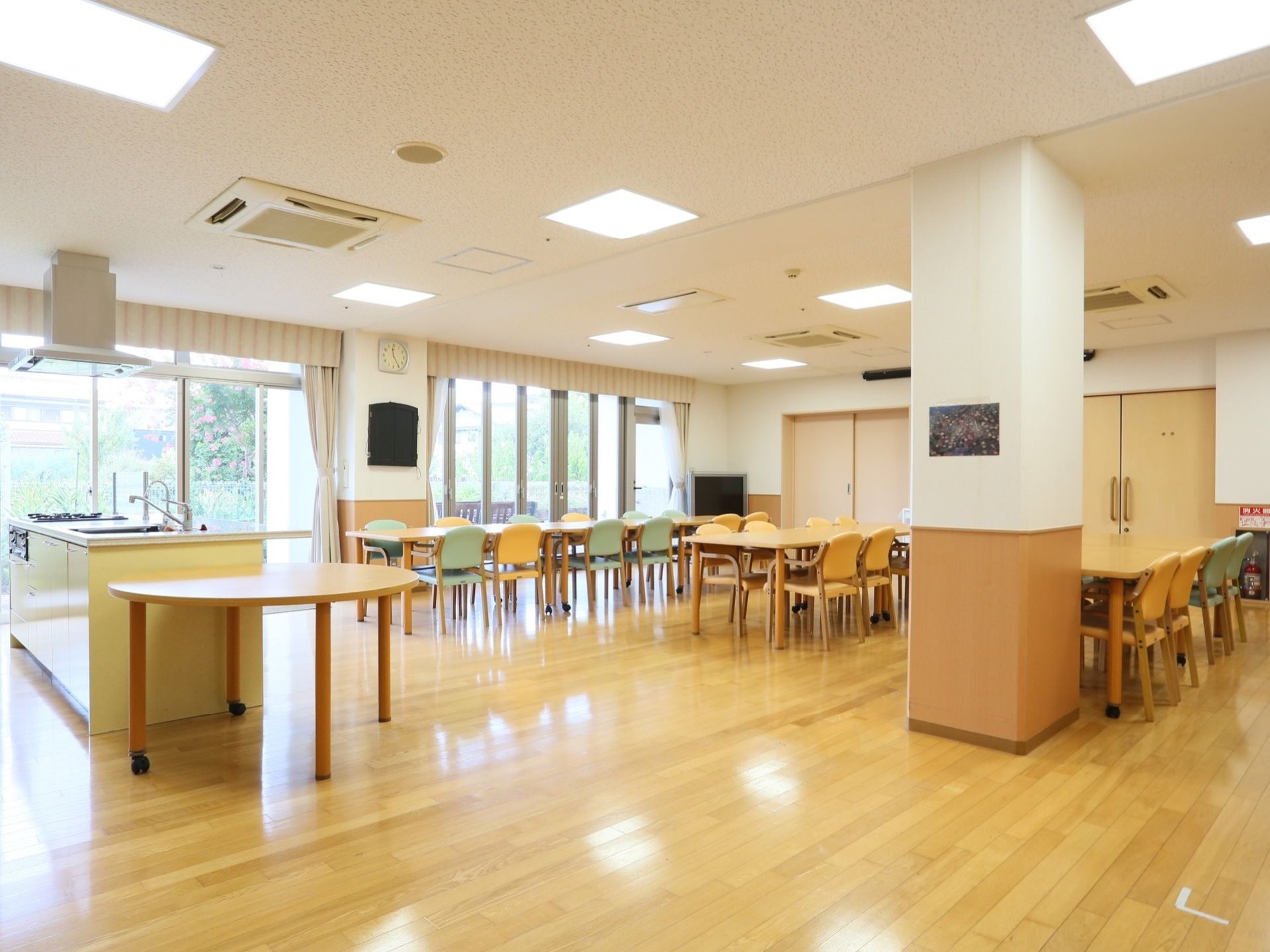 広く開放的な多目的ホールは厨房に隣接し、食事やレクリエーションなどで利用される。ゆったりとした作りのため、車椅子でもスムーズに移動ができる。