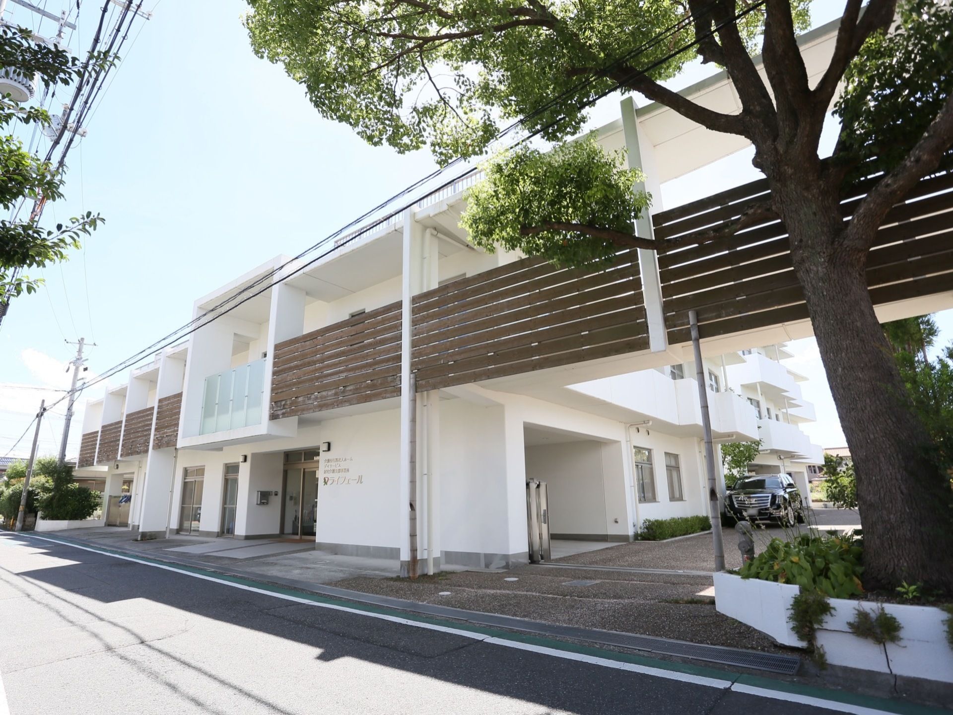 城下町の閑静な住宅街にある介護付有料老人ホーム。モダンな建築物で格調高い城下町の雰囲気に溶け込んでいる。