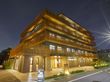 「ウェルケアガーデン久が原」の外観。細い棒を複数設置している、5階建ての施設である。