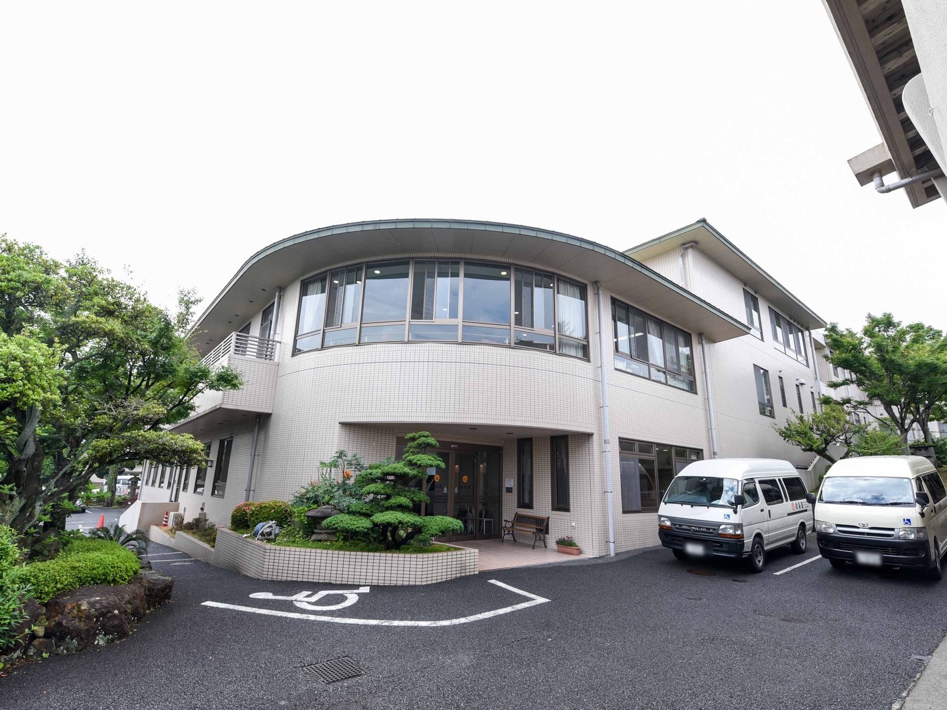 建物の一部が丸みを帯びている独特な形状の施設である。入口は両側が開閉するタイプの自動ドアであり、側には駐車用のスペースが確保されている。