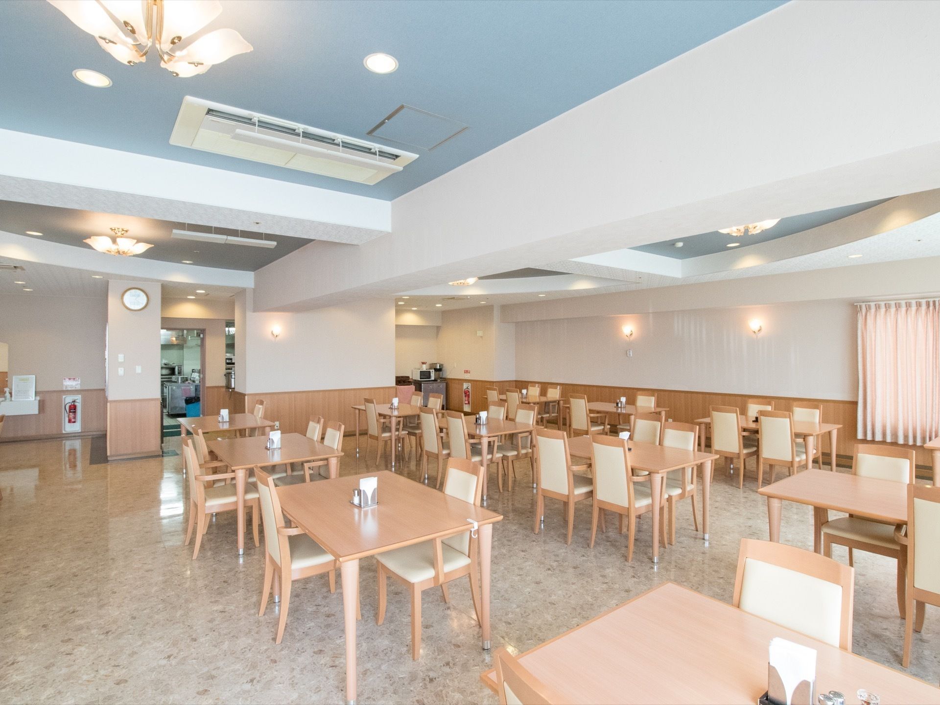 食堂の奥には厨房が併設されている。専門のスタッフが調理したできたての料理を入居者様に提供することができる。