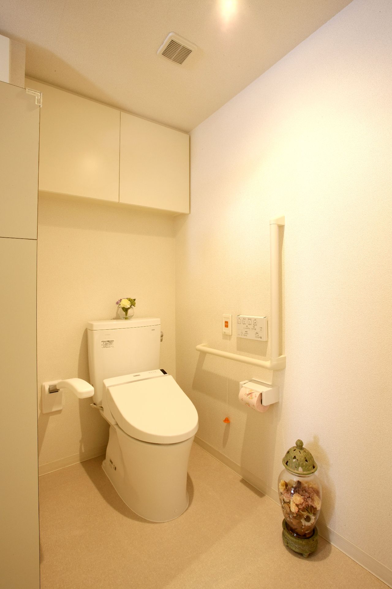 トイレにナースコールを設置しているので、安心して個室に入っていただける。手すりがあるので、立ち上がりの助けに役立っている。
