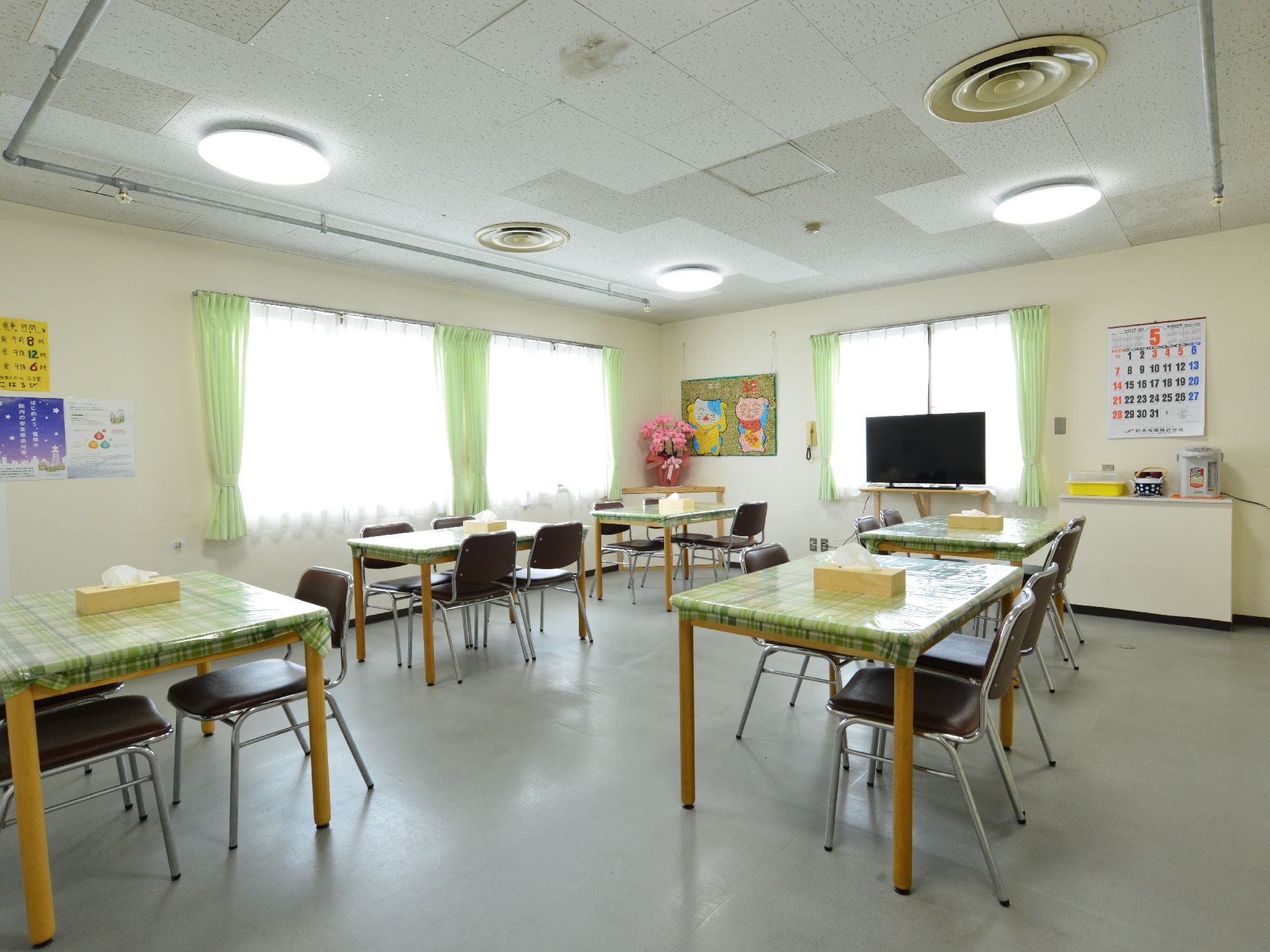 明るく清潔な食堂は、必要なだけのテーブルや椅子とテレビが置かれ、居住者が集まって食事が出来る場となっている。