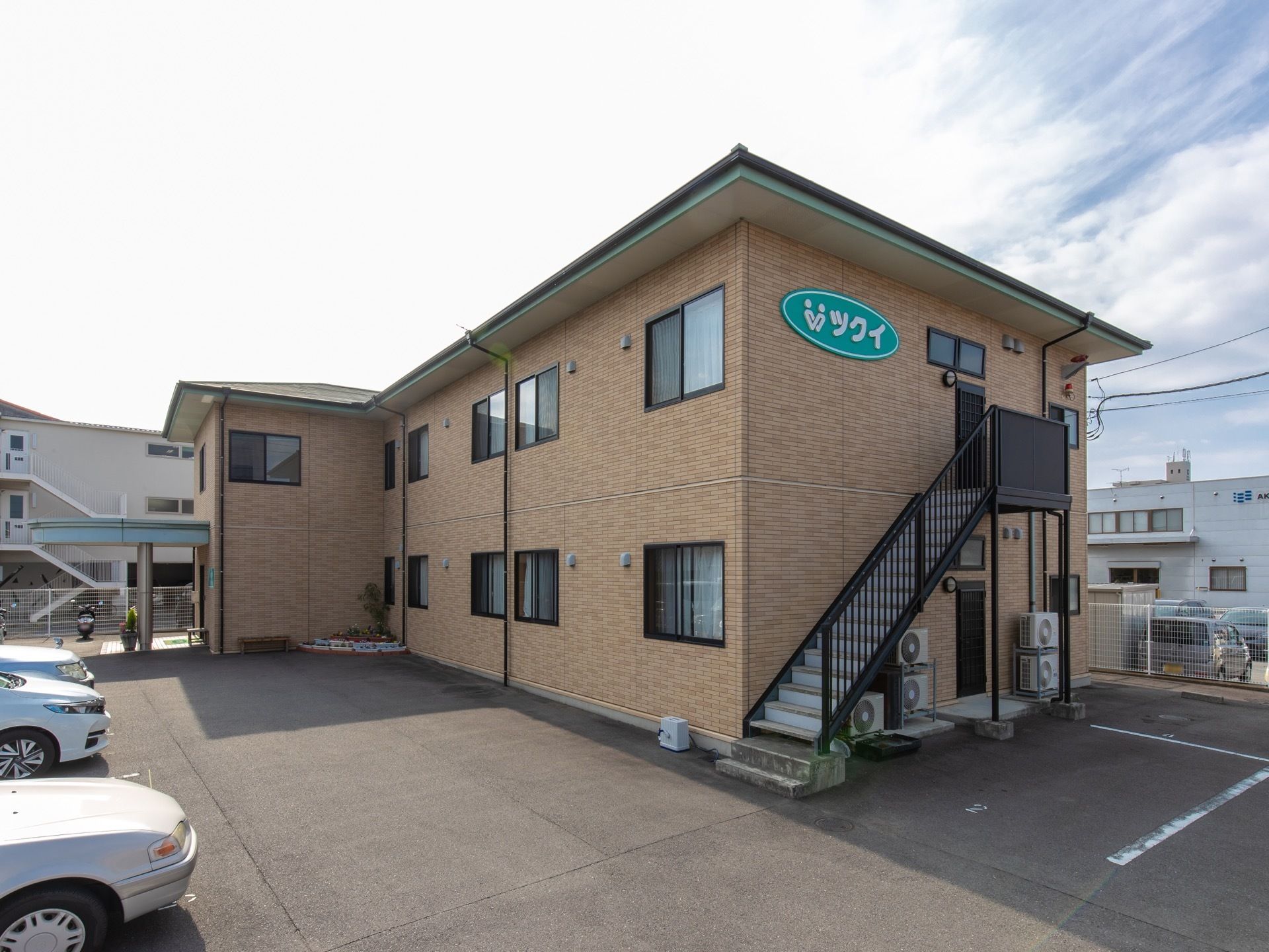 レンガ造りの２階建ての建物である。非常階段や周辺には駐車スペースがたくさん完備されている。静かな環境である。