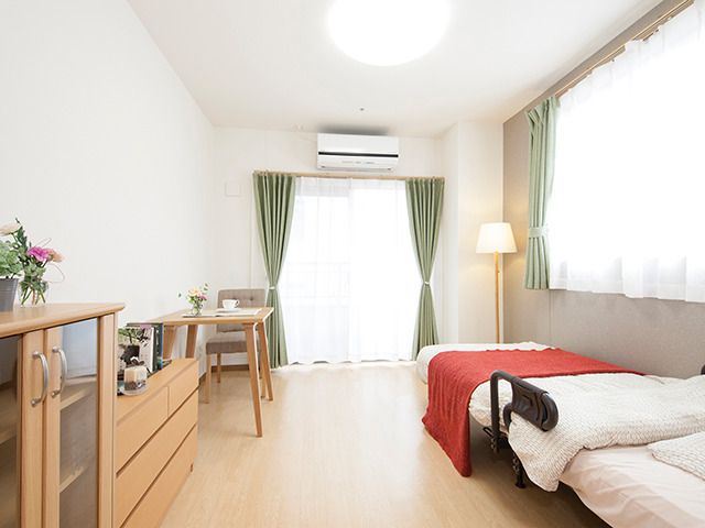洗面台には棚があり、棚には収納も可能である。また大きめの鏡もついており、洗面台の上には照明もついている。