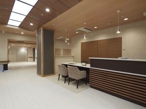 落ち着いた配色でデザイン性の高いエントランスロビーである。来訪者様やご家族様を目的の場所へご案内をする。