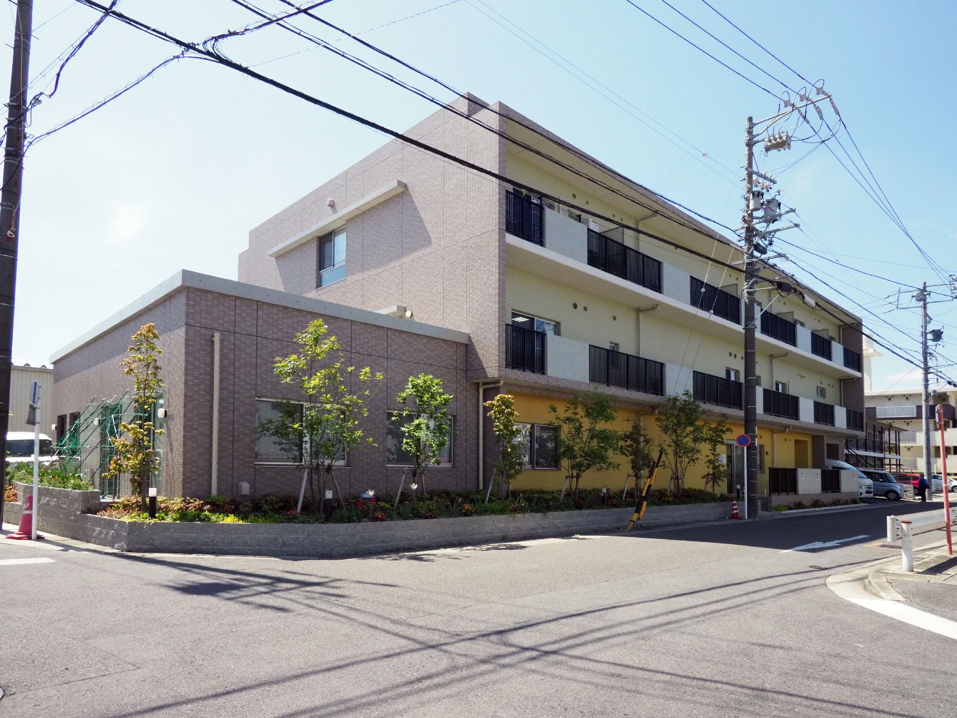 ３階建てのコンクリート作りの建物である。周囲の景色に自然と溶け込んでいる。一見、普通のマンションと変わりがない。