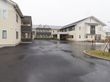 施設の外観は、アパートのような造りになっている。2階建ての建物が3棟並んでいる。建物の周囲には、広いスペースがある。