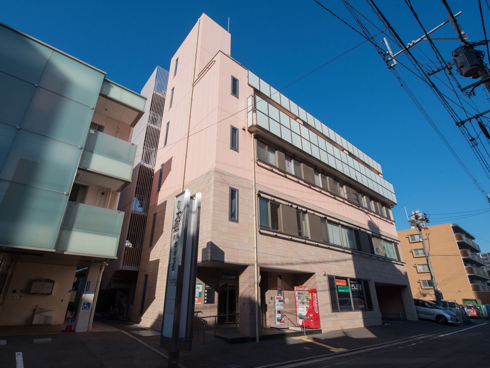 住宅型有料老人ホームは５階建てで、外壁にはタイルが貼られている。また入り口部分の敷地には、視覚障害者誘導用ブロックを設置している。