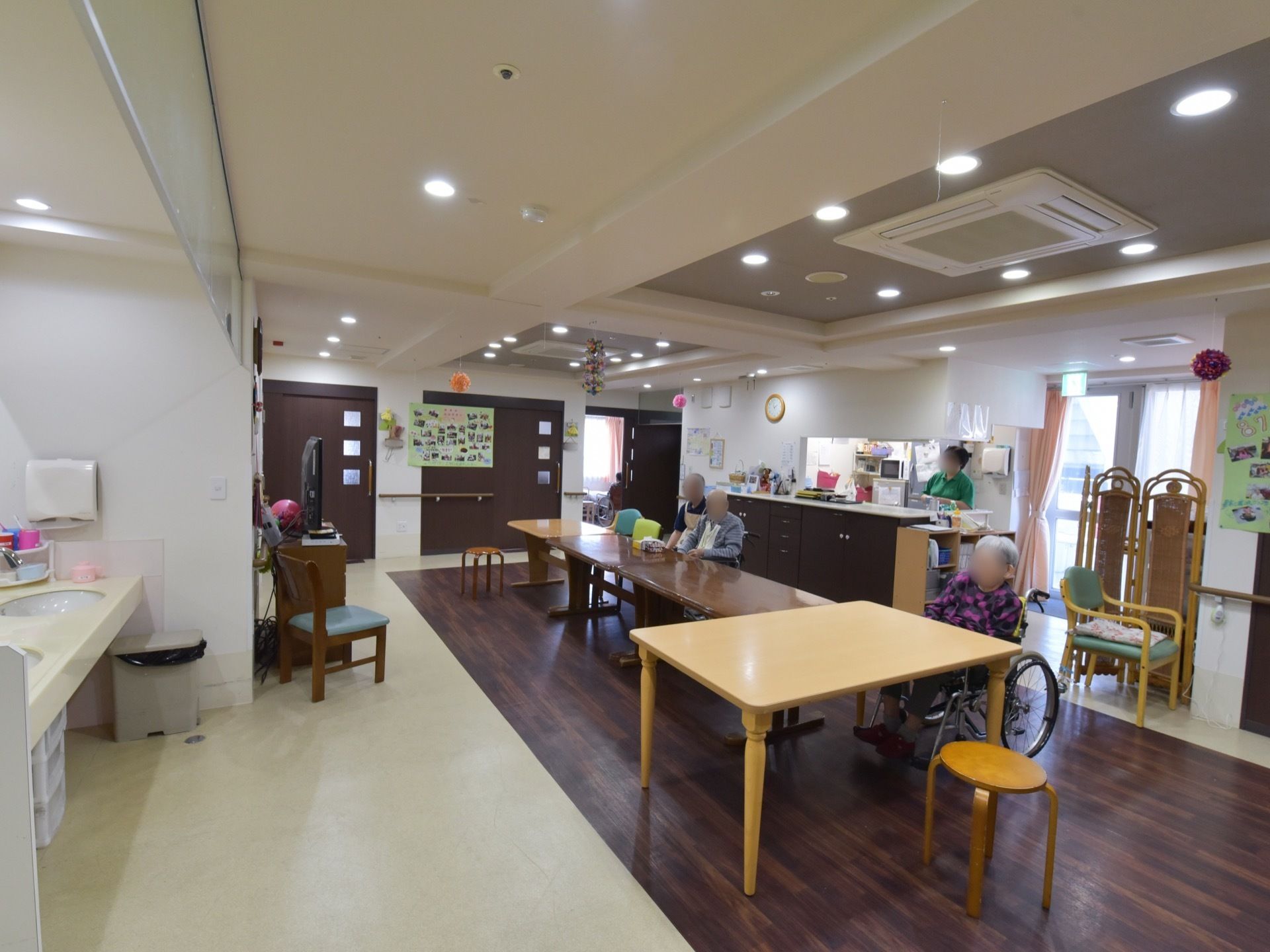 食堂を見渡せる場所にキッチンがあるので、調理スタッフや給仕スタッフから入居者様が良見えるので、安全に食事をしていただける。