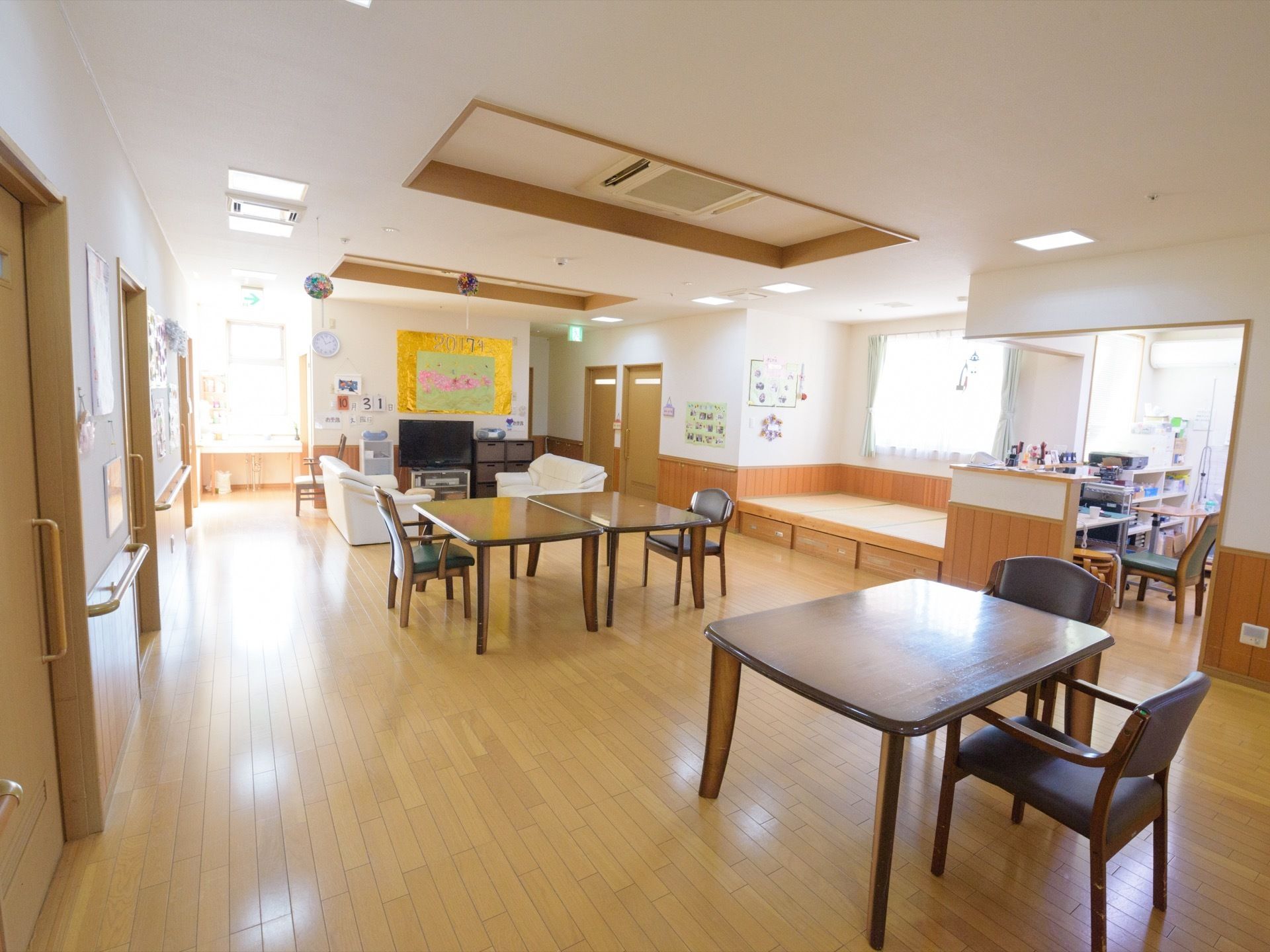 白色の天井と壁の内装である。横側には３畳の和の空間を設けている。隣には、スタッフの常駐スペースを設置している。