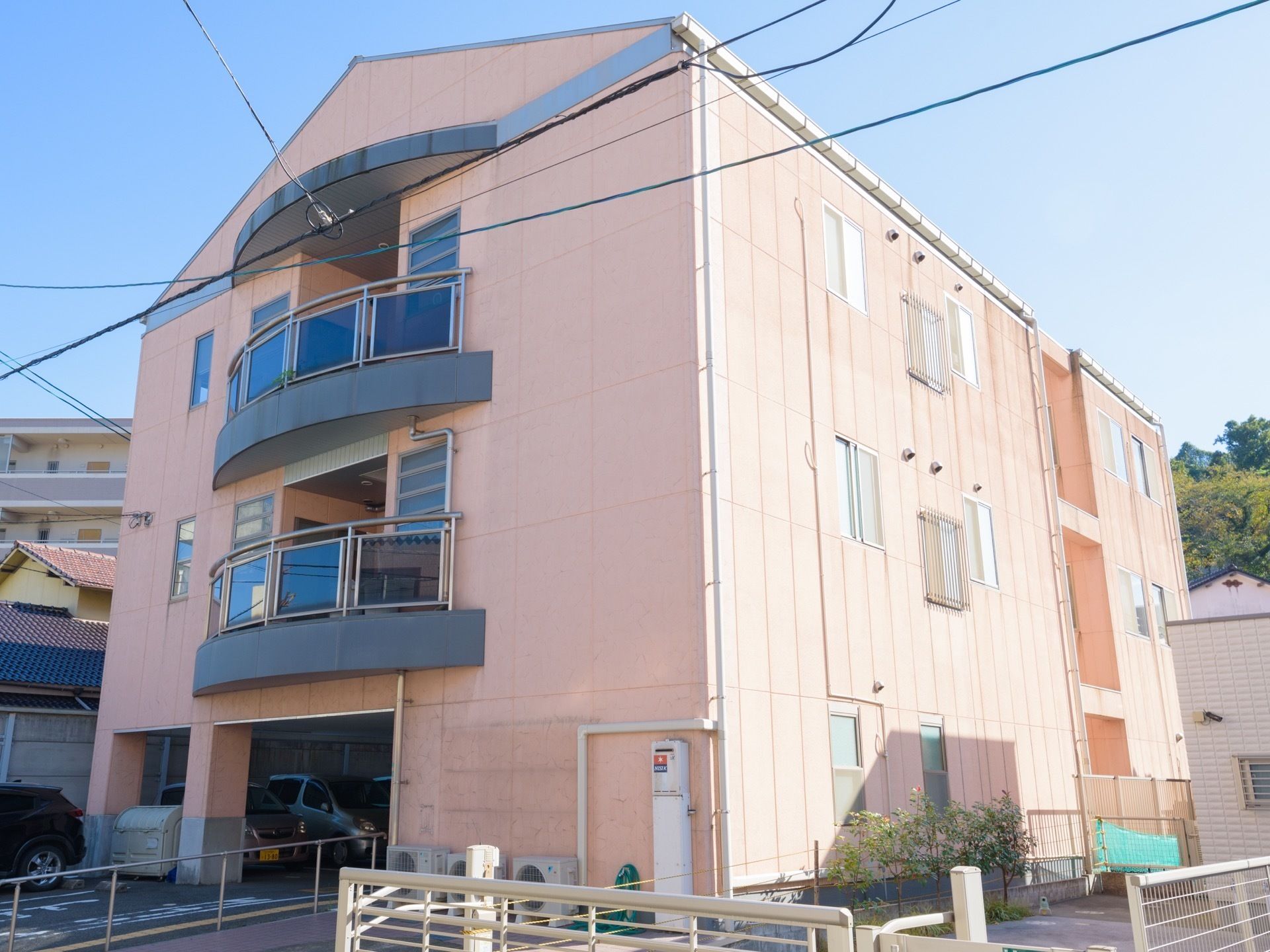 当施設が運営している併設の診療所裏には、来訪者様用に完備した屋内駐車場の出入口がある。施設へいらした方も駐車場使用可能。
