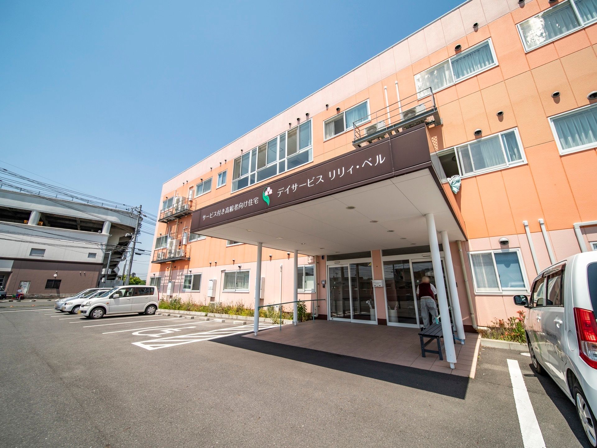 明るい色調の外壁の3階建ての施設である。玄関前に大きなひさしがあり、その幕板に施設名称が表示されている。