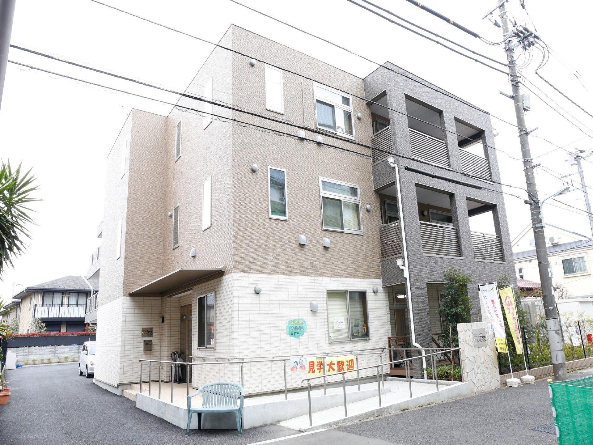 施設の外側には金属の手すりで囲われた車いす用のスロープがあり、一度踊り場部分で反対側に曲がる形となっている。