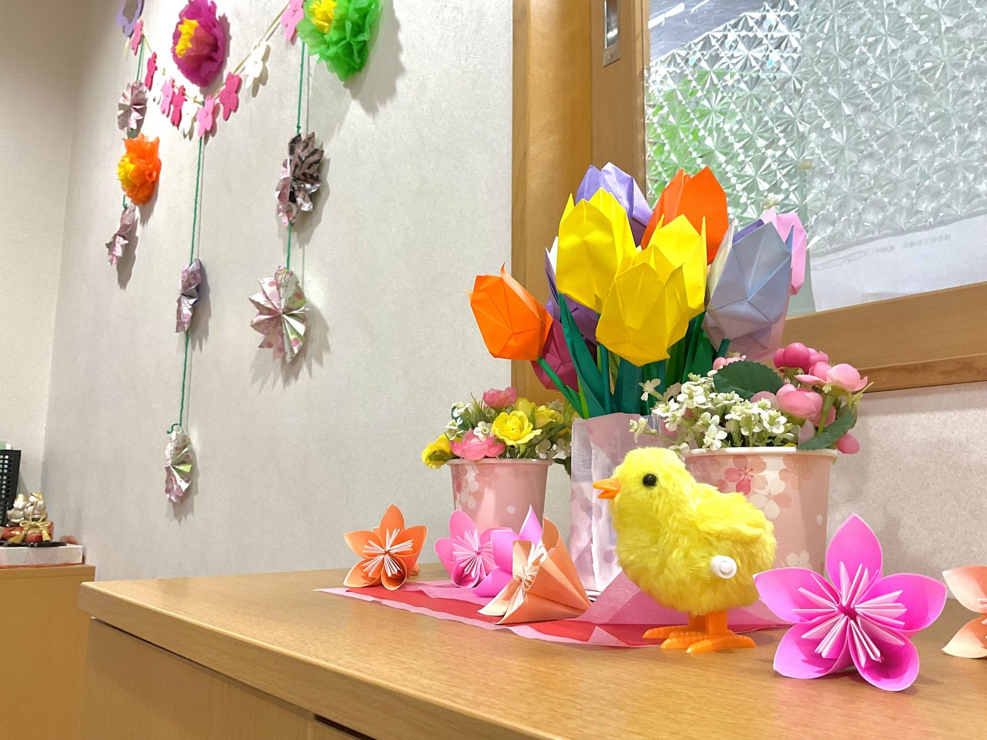 手作りの花の置物が置いてある。面会受付簿が置いてあり、面会に訪れた人はこちらに名前などを記入する。ご意見箱がある。