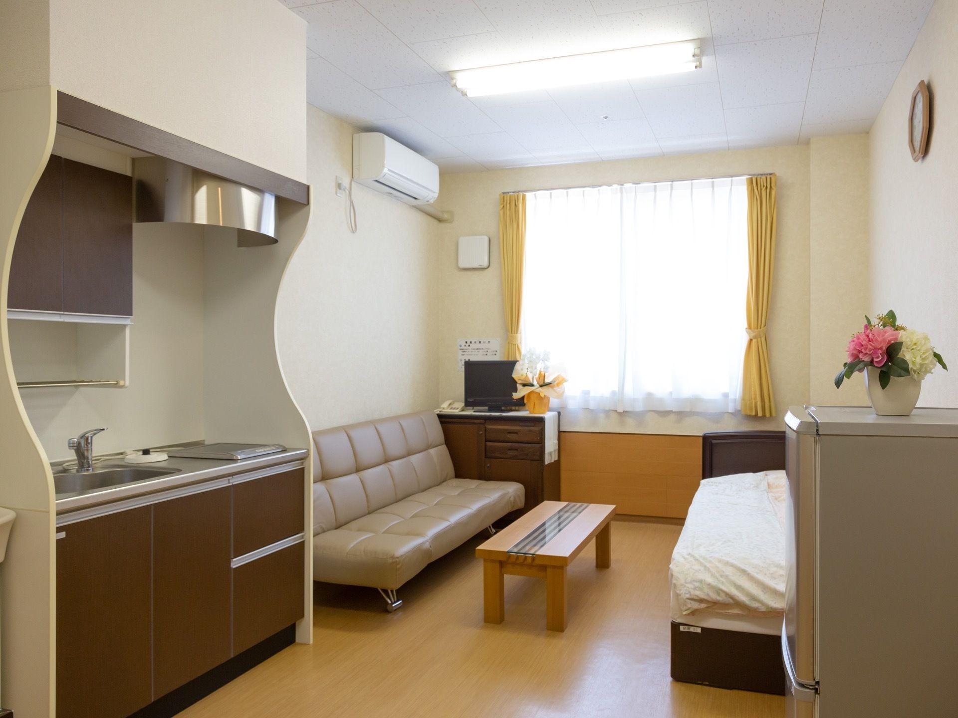 日当たりは良好で清潔感のある室内。ベッドを奥に配置していて死角になっているので、プライバシーが確保されている。