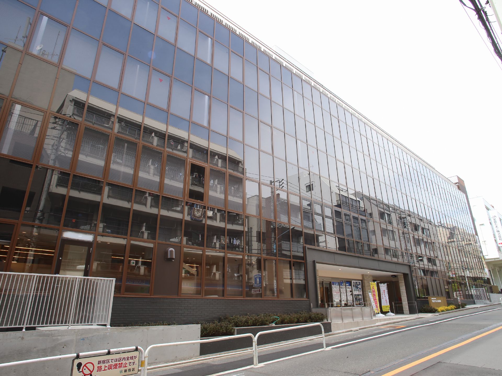 施設の外観は、新宿にほど近い下落合の街になじむように洗練された外観になっている。鏡はミラー調のものを採用している。