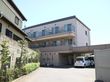 3階建てのベージュ色の外観の建物である。居室の窓からはベランダにへは入りすることができる造りとなっている。
